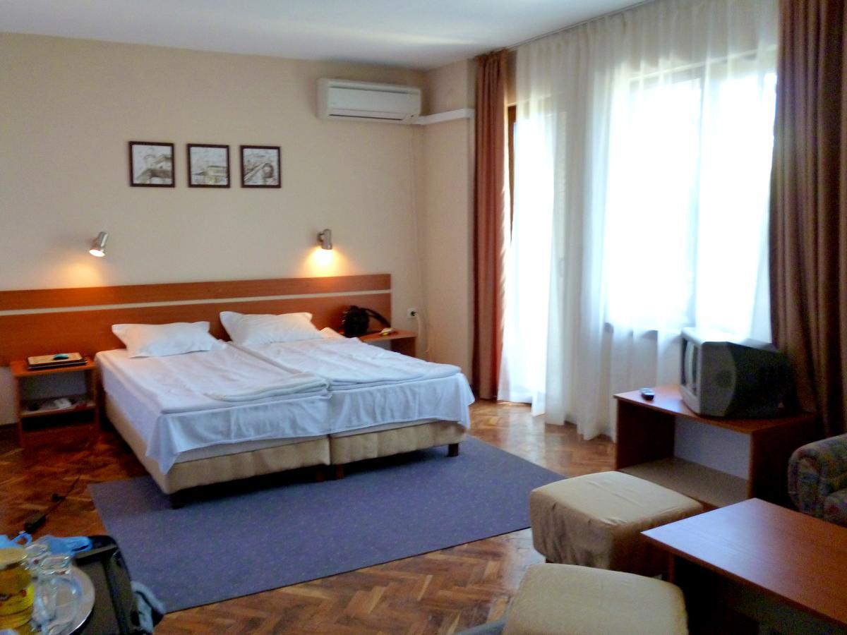 Villa Elfi Golden Sands Bagian luar foto