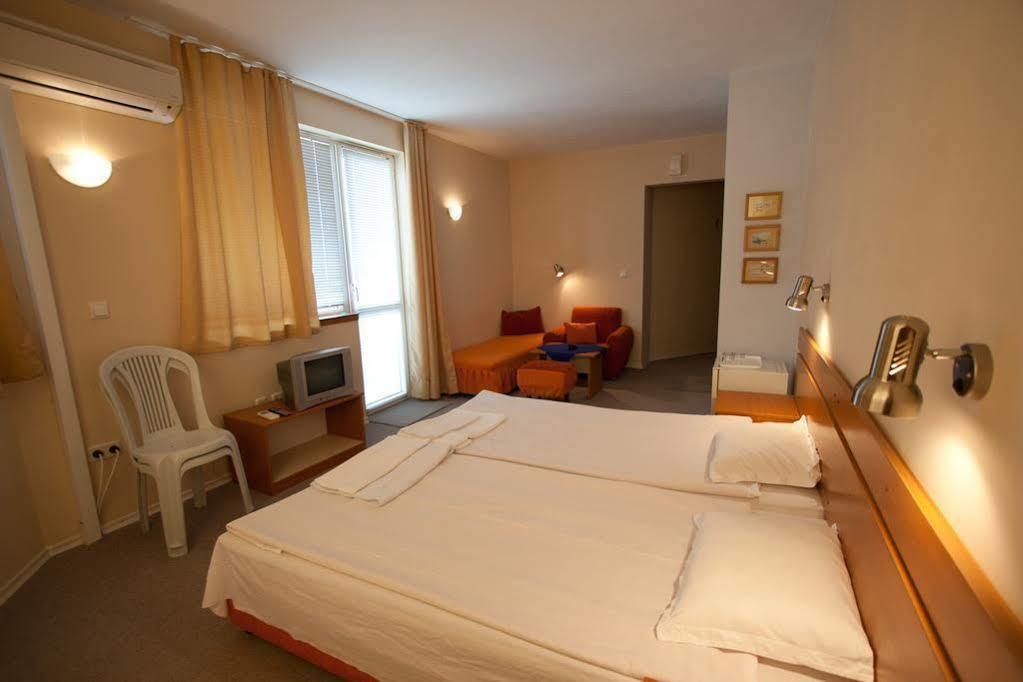 Villa Elfi Golden Sands Bagian luar foto